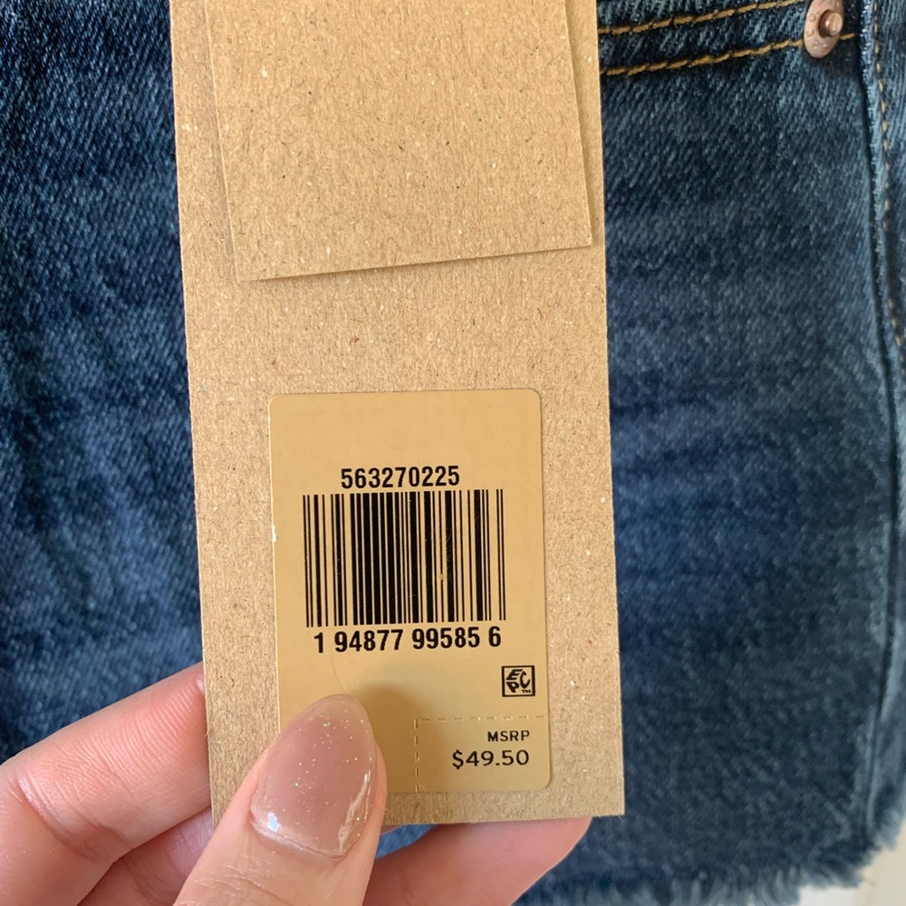 SALE! ⭐️ Levi’s 501 high rise denim shorts in salsa shaker - dark wash - Picture 7 of 9